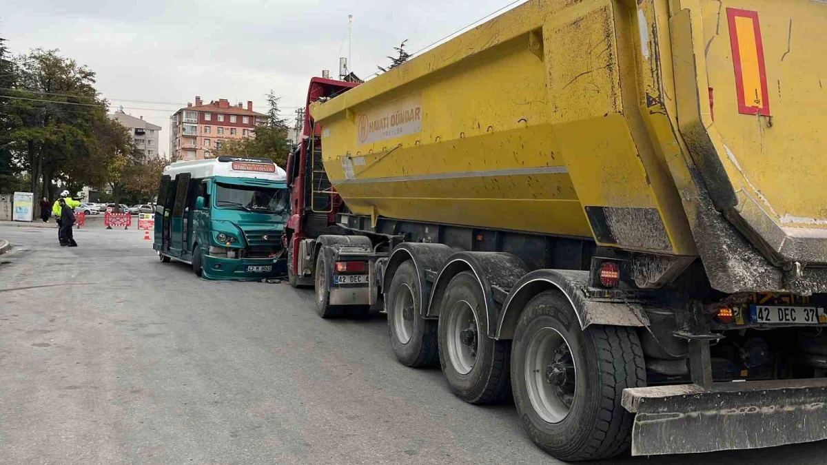 Konya'da hafriyat kamyonu ile minibüs çarpıştı: 10 yaralı 4