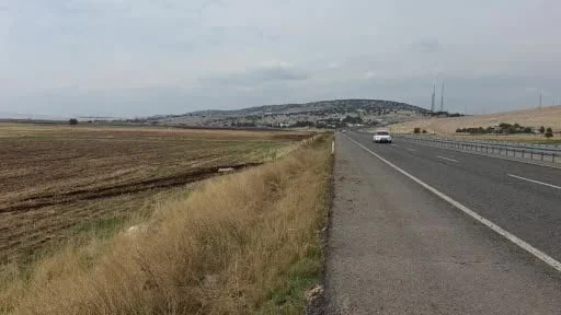 Diyarbakır’da kontrolden çıkan otobüs tarlaya daldı