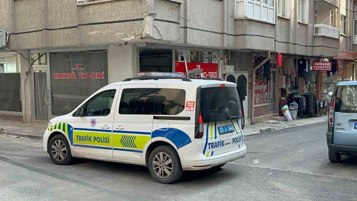 Elazığ'da minibüsle çarpışan taksi terzi dükkanına girdi: 1 yaralı 2