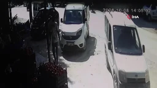 Sahibinin market alışverişi yaparken çalışır halde bıraktığı aracı kendininmişçesine çalan hırsız...