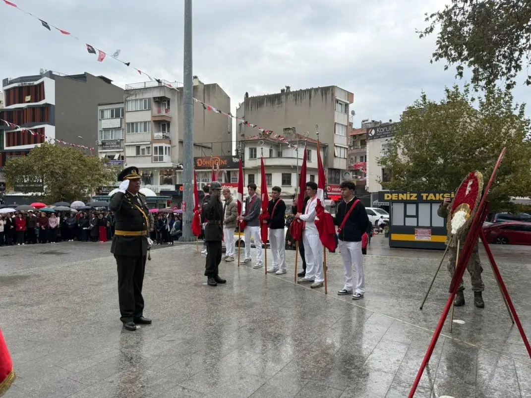 Burhaniye'de Cumhuriyet Bayramı kutlamaları çelenk sunma töreniyle başladı 3