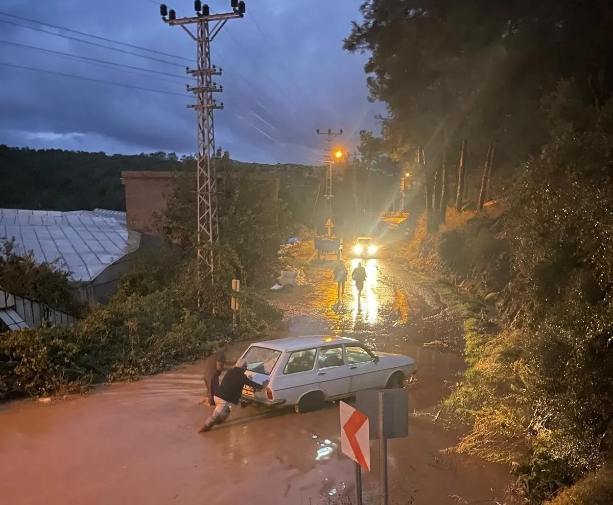 Mersin'de sağanak yağış sokakları göle çevirdi 2