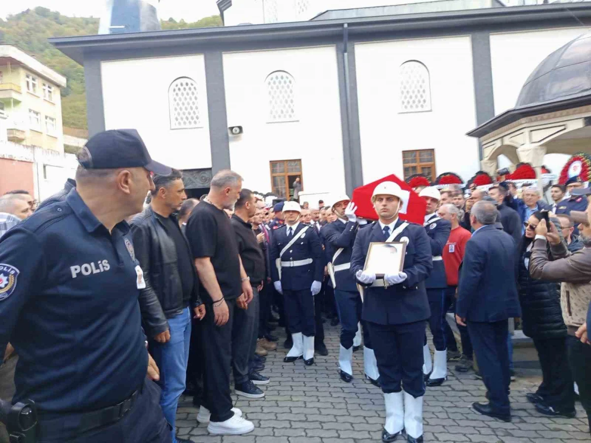 Trabzon'da kalp krizi geçiren polis memuru Şahin Sağlam son yolculuğuna uğurlandı 5