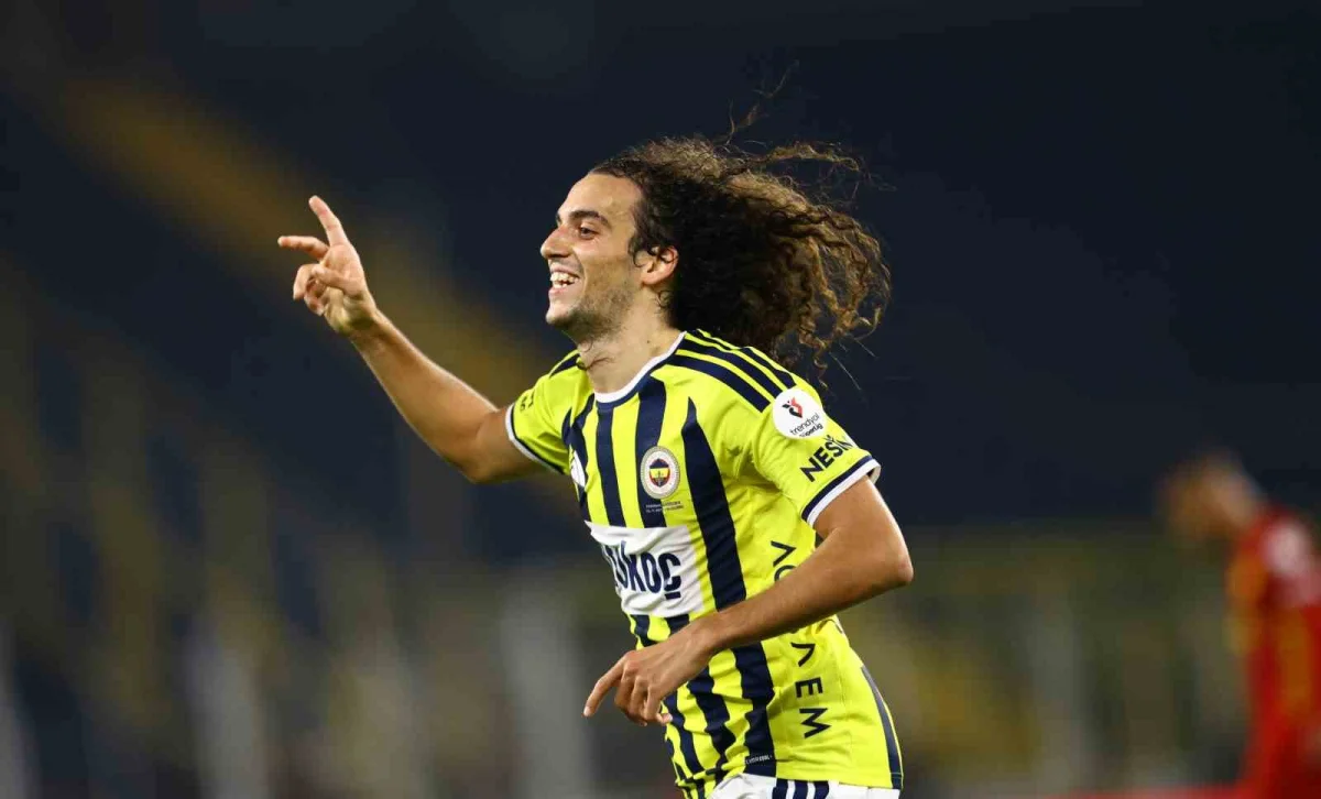 Fenerbahçe evinde Göztepe'ye yenilerek liderin 9 puan gerisine düştü 3