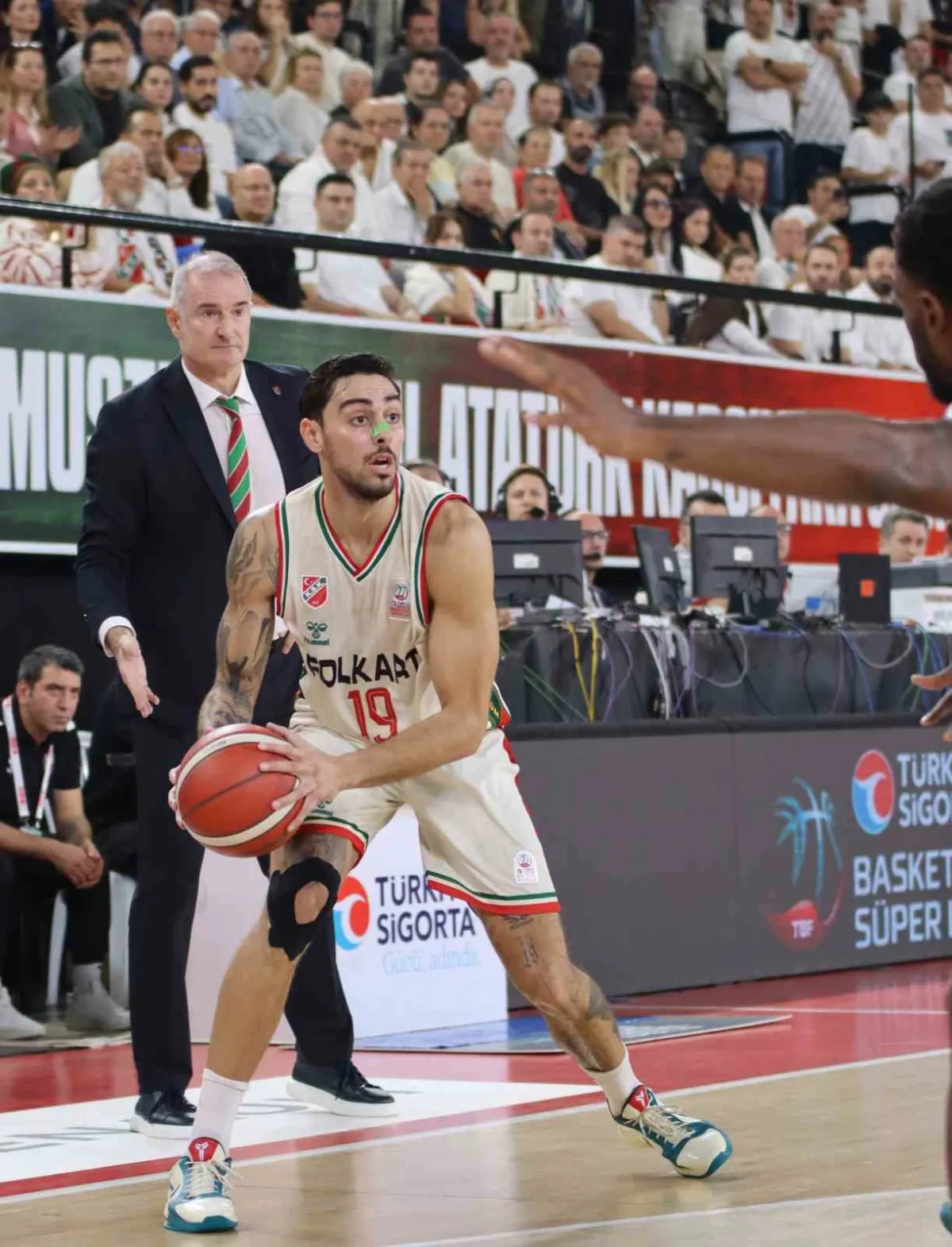 Karşıyaka evindeki ilk yenilgisini Fenerbahçe karşısında aldı 2