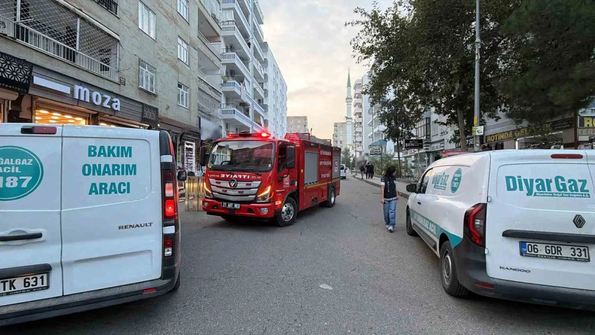 Diyarbakır'da iş makinesinin çarptığı doğal gaz borusu çatladı 3