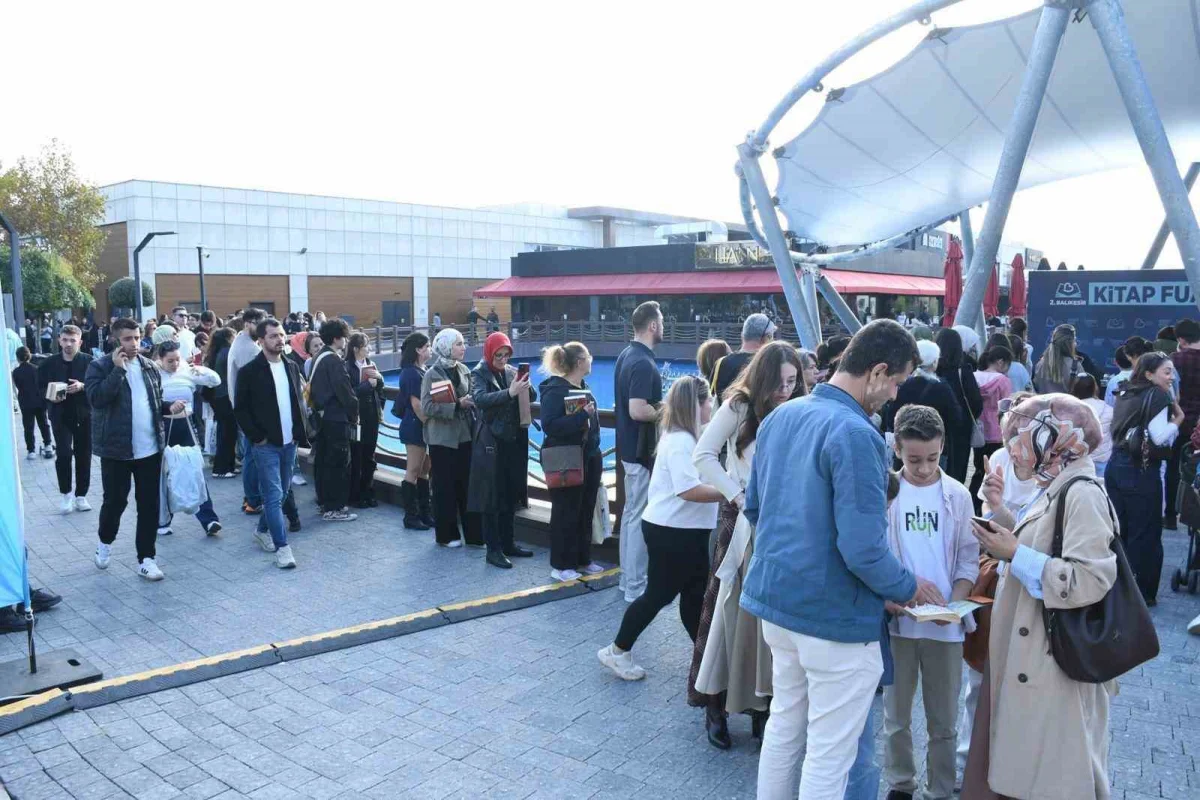 Balıkesir Kitap Fuarı'nda edebiyat dolu günler: Binlerce okur imza ve söyleşilere katıldı 5