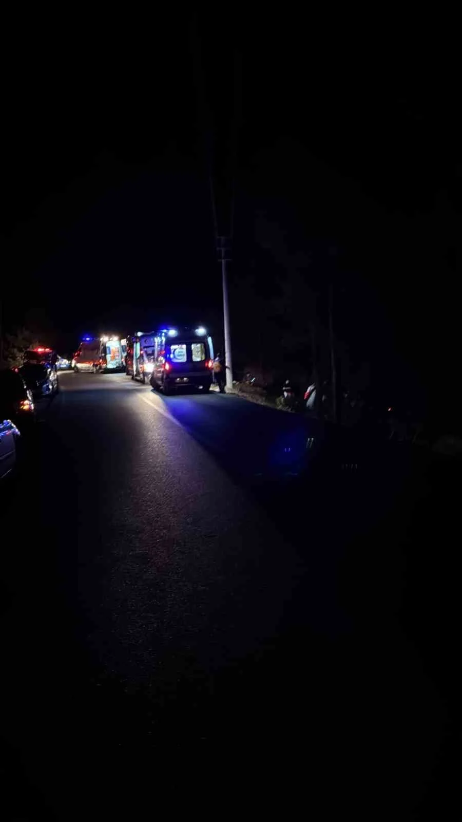Antalya'da dağcıları taşıyan tur minibüsü şarampole devrildi: 15 yaralı 4