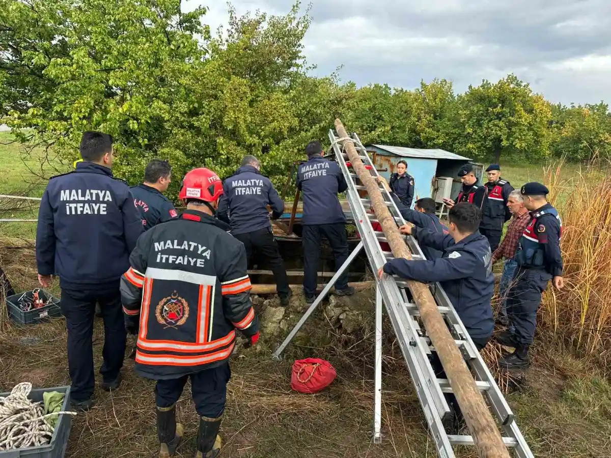 Malatya'da 25 metrelik kuyuya düşen genç itfaiye tarafından kurtarıldı 2
