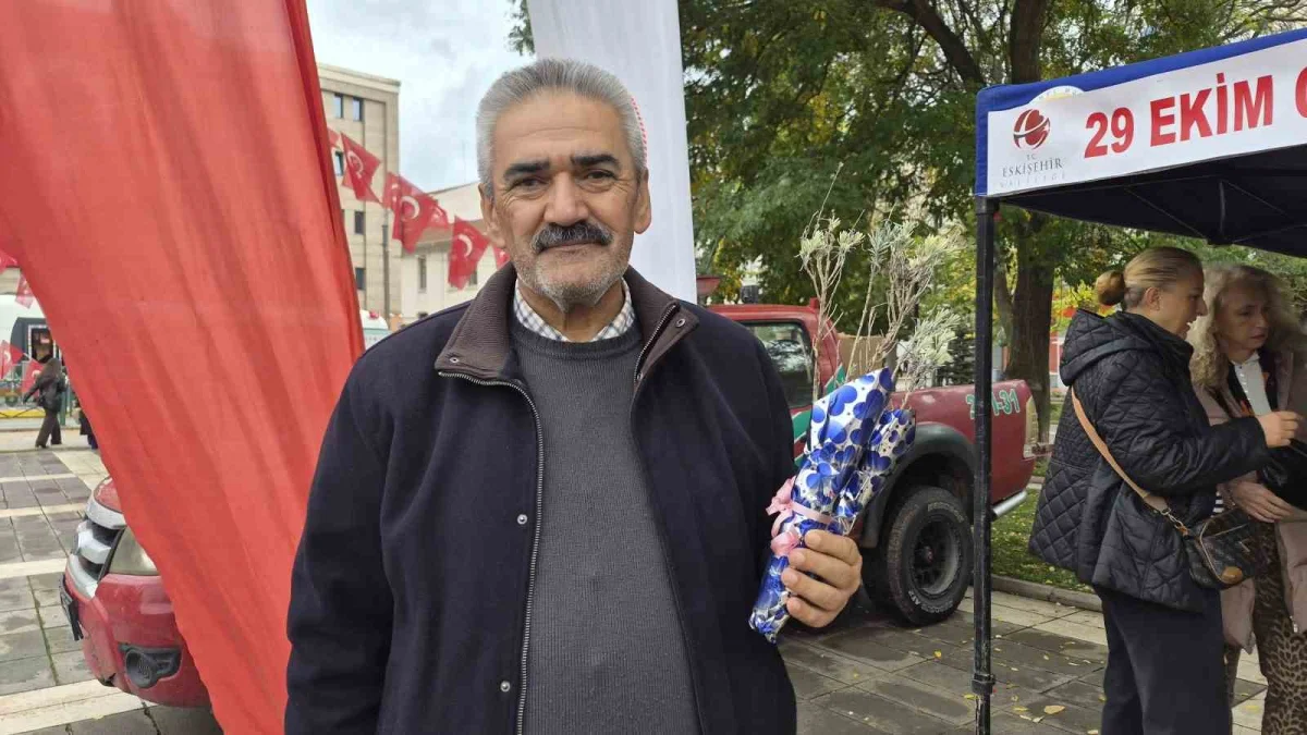 Eskişehir'de Cumhuriyet'in 103'üncü yılına özel bin 103 lavanta fidanı dağıtıldı 4