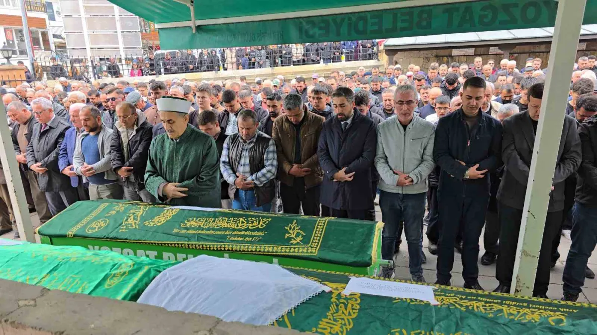 Çorum'daki kazada hayatını kaybeden anne ve iki çocuğu Yozgat'ta defnedildi 1