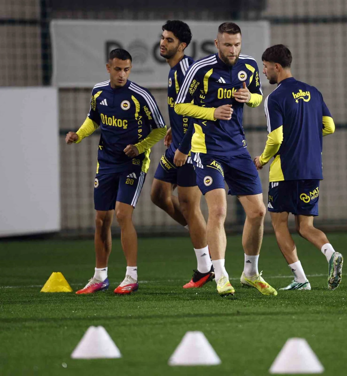 Fenerbahçe, Galatasaray derbisi hazırlıklarını tamamlayarak kampa girdi 4