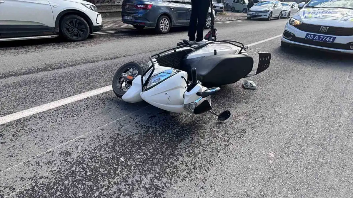 Tavşanlı'da motosiklet servise ve otomobile çarptı: 2 yaralı 3