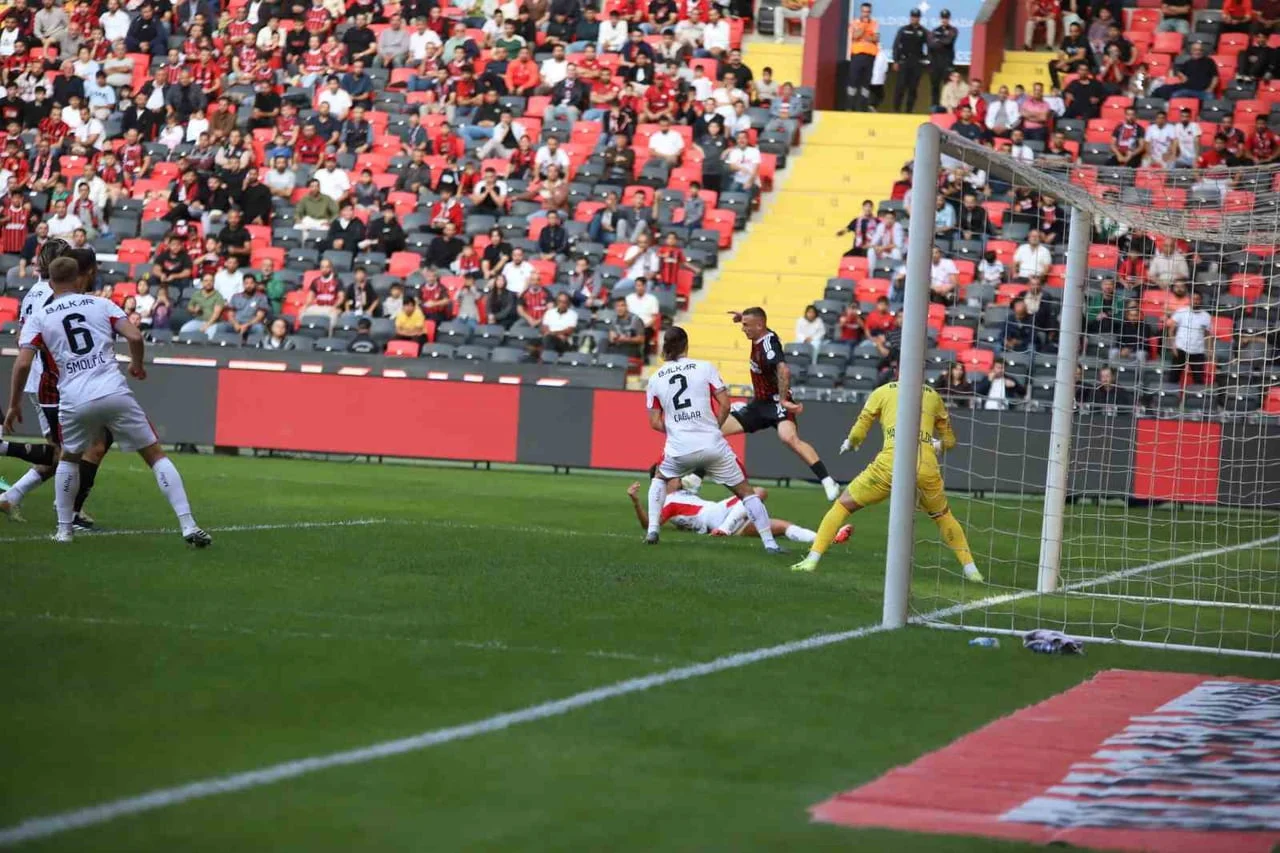 KARŞILAŞMANIN İLK YARISI ÇORUM EKİBİNİN 1-0'LIK ÜSTÜNLÜĞÜYLE SONA ERDİ.