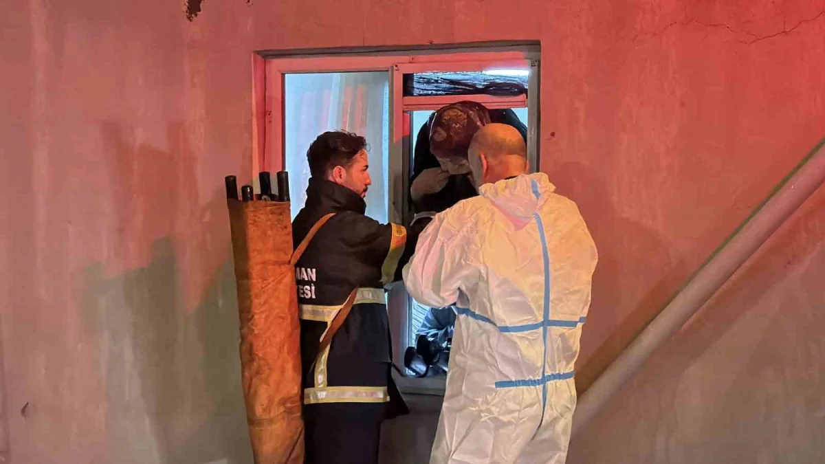Adıyaman'da su basan evde mahsur kalan iki yaşlı kadın pencereden kurtarıldı 2