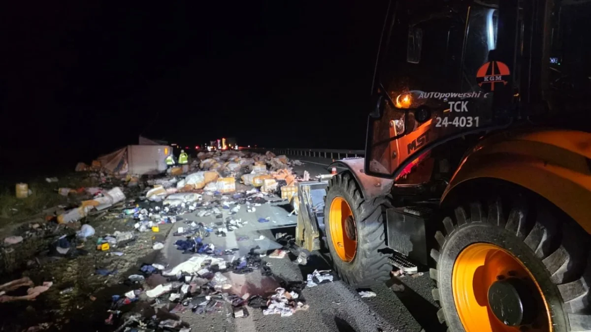 Erzincan'da devrilen tırın sürücüsü kaybolan parasını bulmadan hastaneye gitmedi 2