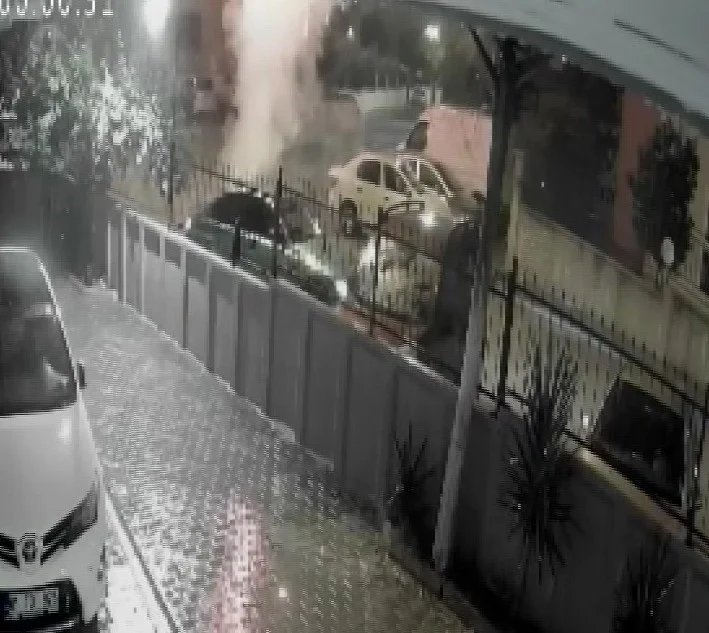 Adana'da sokağa bırakılan havai fişekler araç ve evlere sıçradı 1