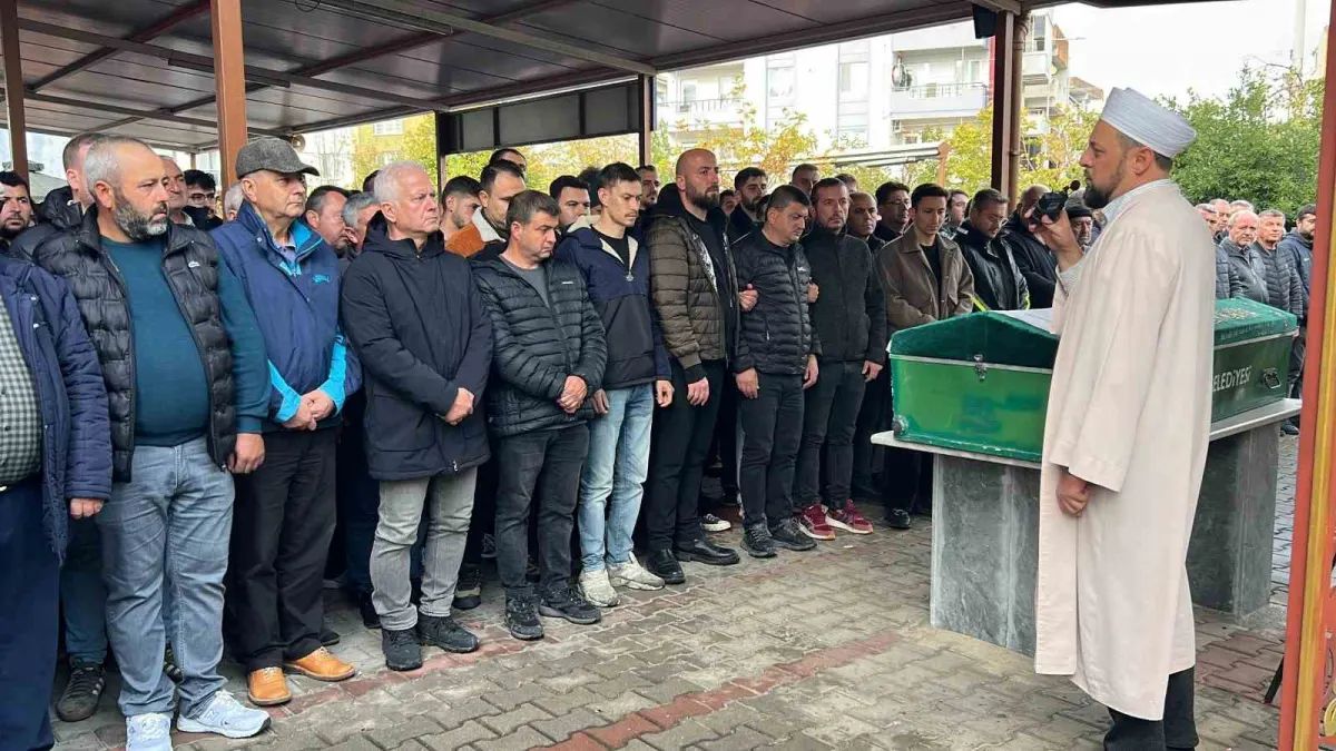 Çanakkale'de ikiye bölünen otomobilde can veren Efe Serin toprağa verildi 4