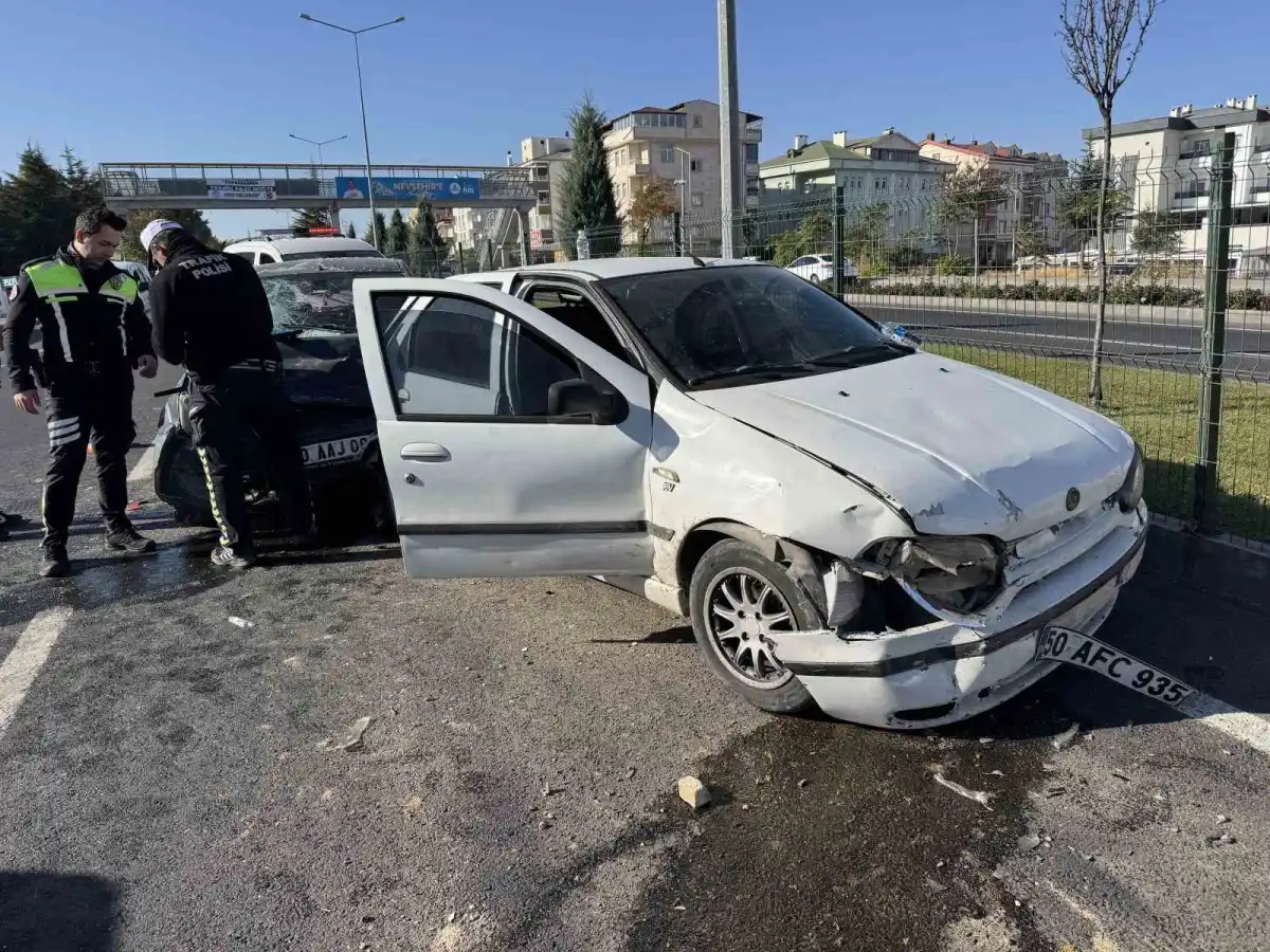 Nevşehir'de KPSS yolunda 5 araç birbirine girdi: 2 yaralı 4