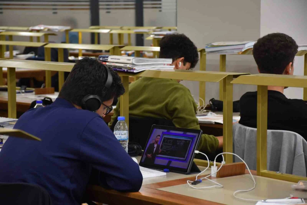 Şahinbey Millet Kütüphanesi tatilde 4 binden fazla öğrenciyi ağırladı 4