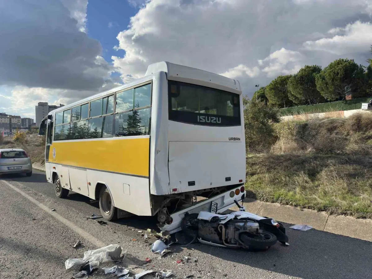 Uşak'ta motosiklet halk otobüsüne çarptı: 1 ölü, 1 ağır yaralı 1
