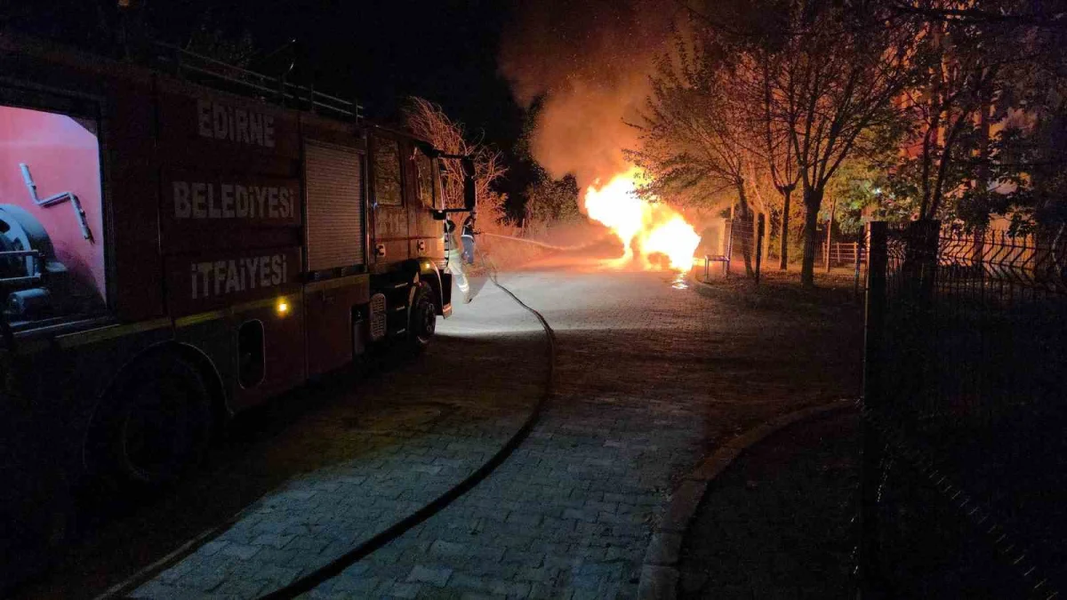 Edirne'de park edilen Bulgaristan plakalı otomobil alevlere teslim oldu 2