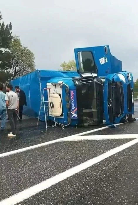 ELAZIĞ’DA VİRAJI ALAMAYAN KARGO FİRMASINA AİT TIR DEVRİLDİ.