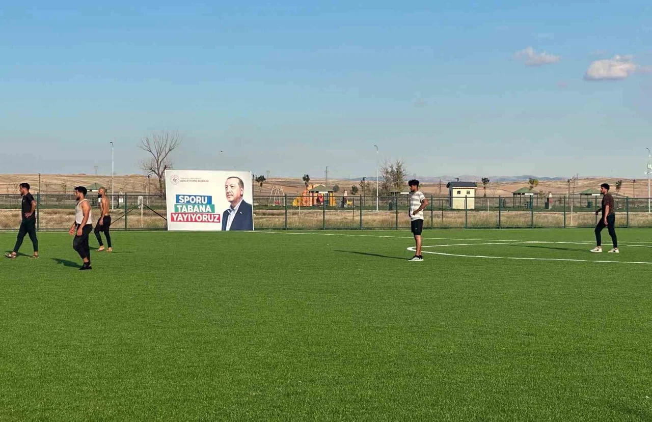 ESKİŞEHİR'İN MAHMUDİYE İLÇESİNDE TARIM İŞÇİLERİ, BOŞ ZAMANLARINI BİRLİKTE SPOR YAPARAK...
