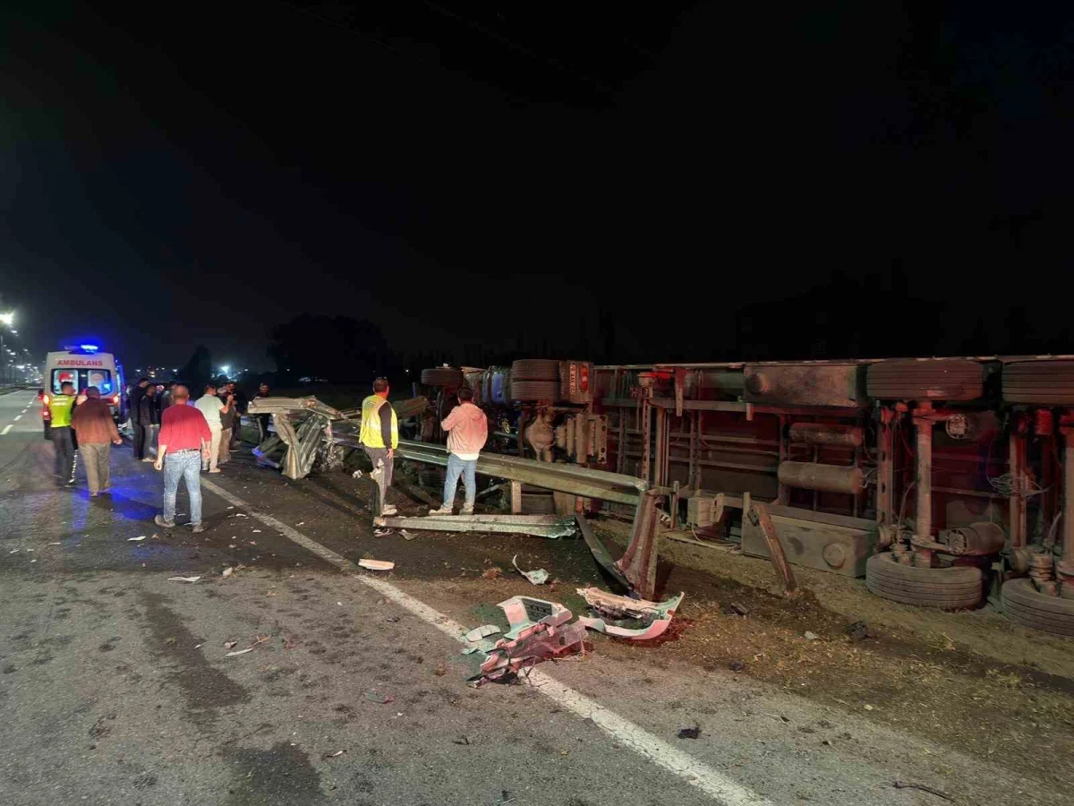 Iğdır'da çimento yüklü tır bariyerlere çarparak devrildi 1