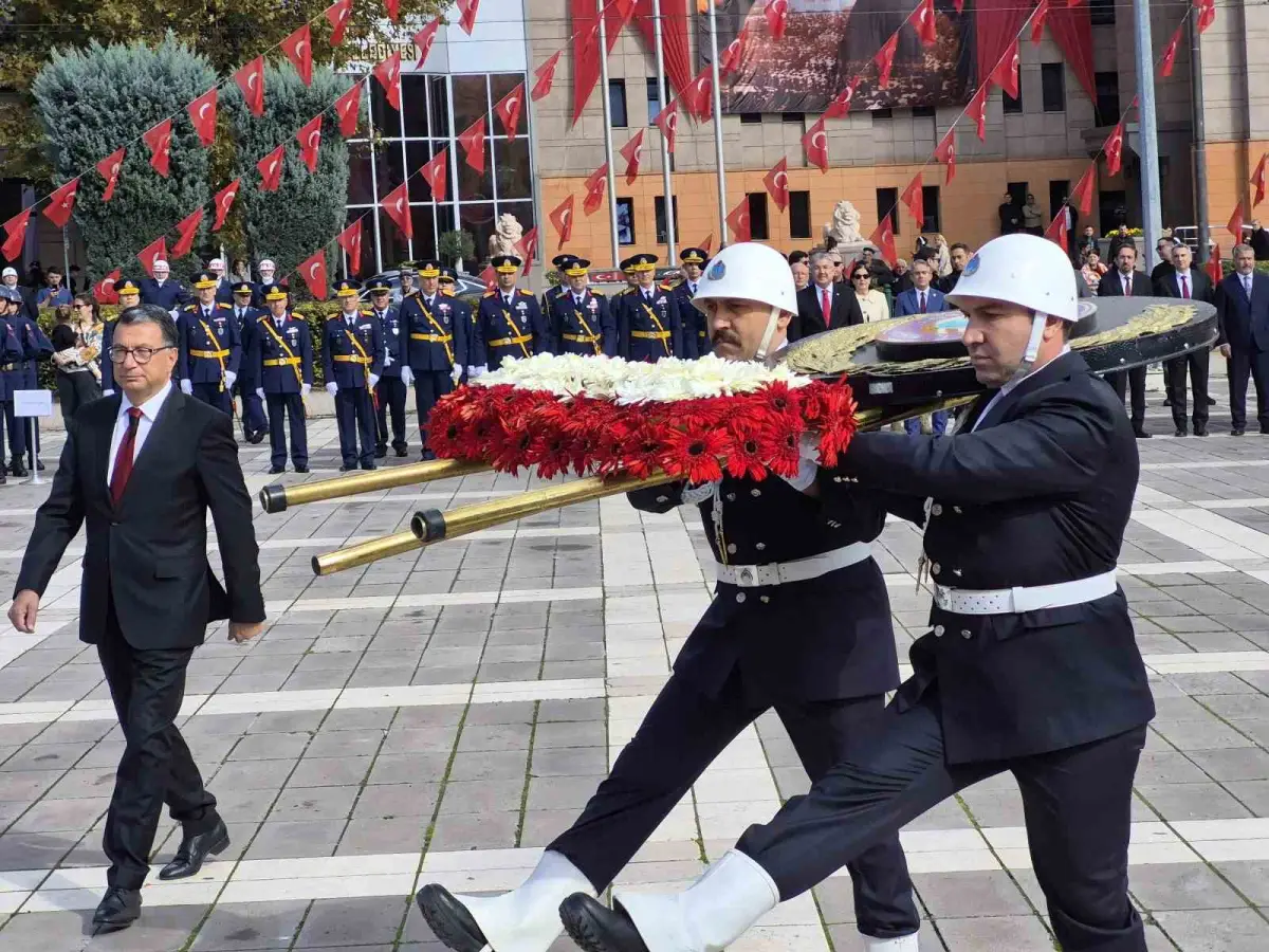Eskişehir'de 29 Ekim Cumhuriyet Bayramı törenle başladı 4