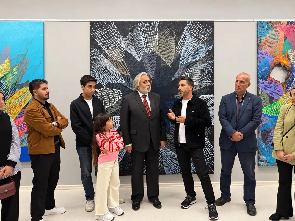 SANKO Sanat Galerisinde yırtık bir ağdan ilham alan "Sonsuzluk Ağları" sergisi açıldı 1