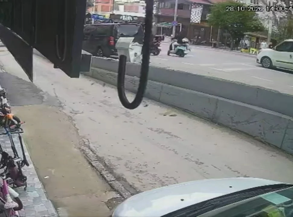 Bursa'da motosiklet yayaya çarptı: o anlar kamerada 3
