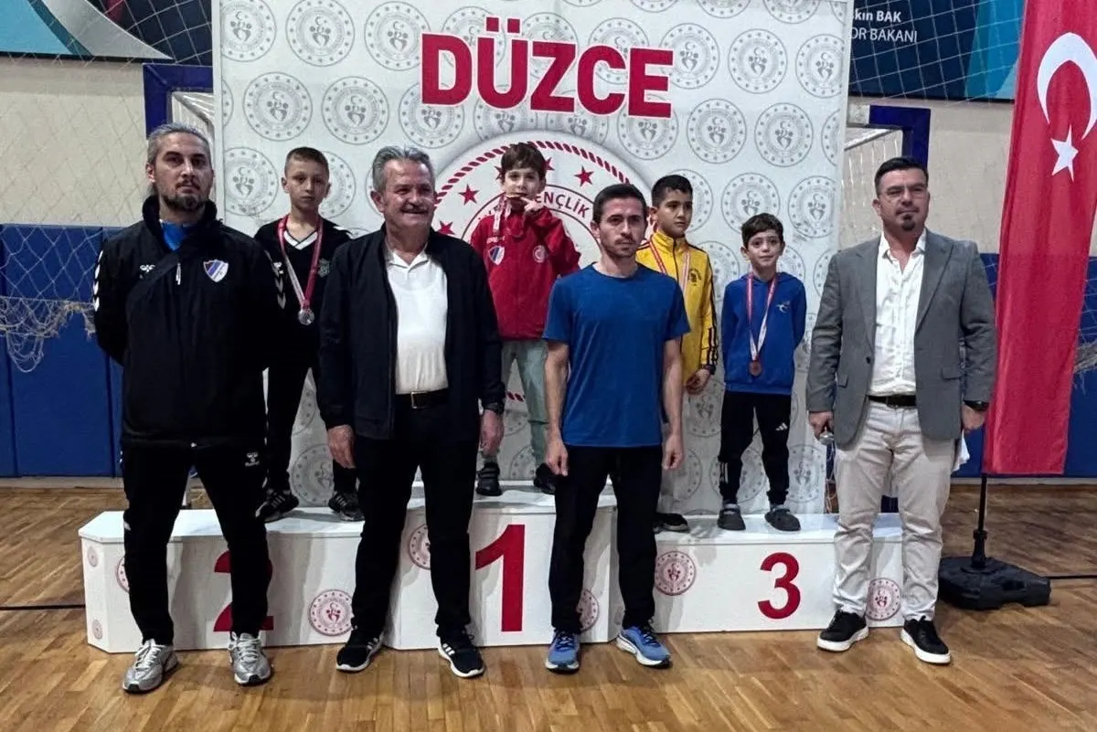 Düzce'de cumhuriyet coşkusu tatamiye taşındı: 185 karateci yarıştı 1