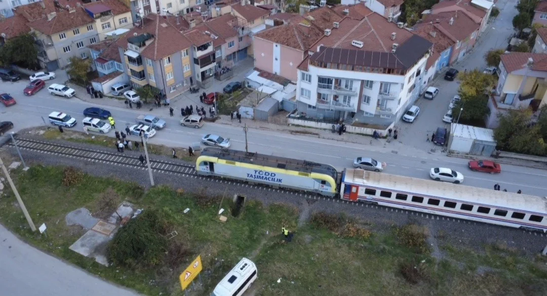 Kütahya'da yolcu treninin çarptığı genç kurtarılamadı 5