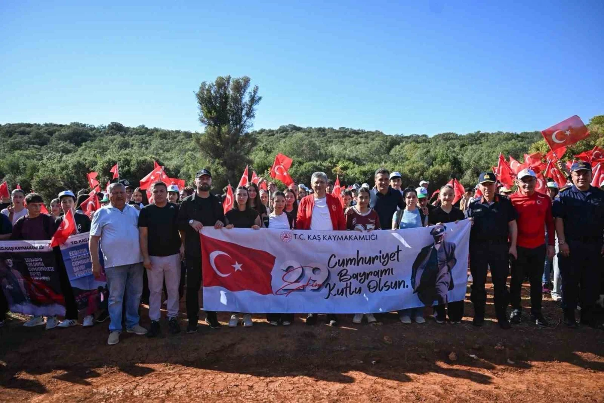 Antalya Kaş'ta ecdadın izinde Cumhuriyet'e saygı yürüyüşü 3