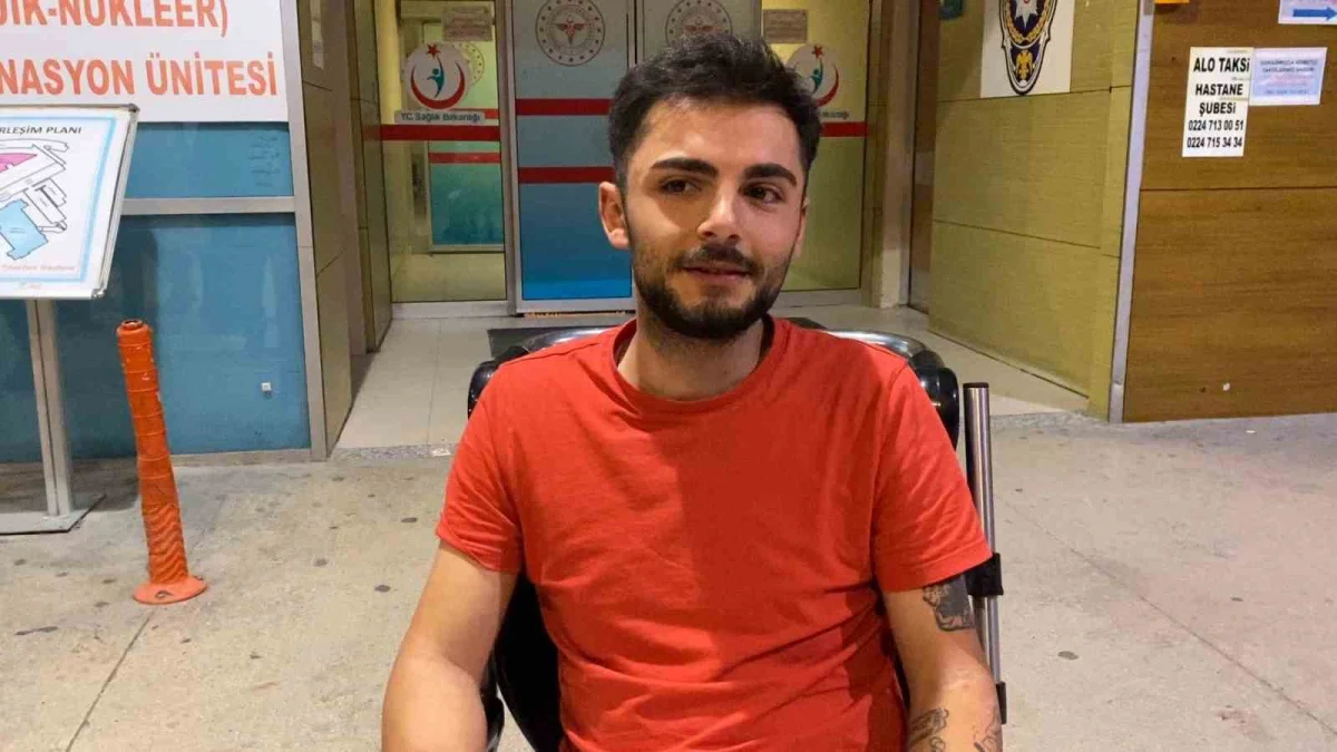 Bursa'da kazada yaralanan gence hastane çıkışında doğum günü sürprizi 3