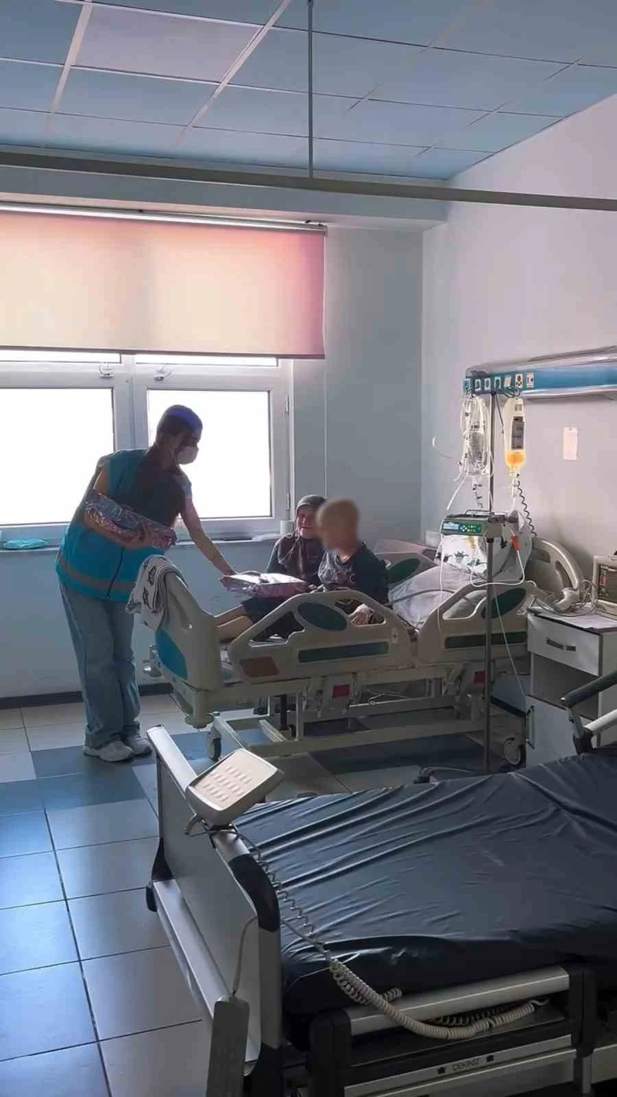 Bolu'da gönüllü öğrencilerden tedavi gören çocuklara oyuncak sürprizi 1