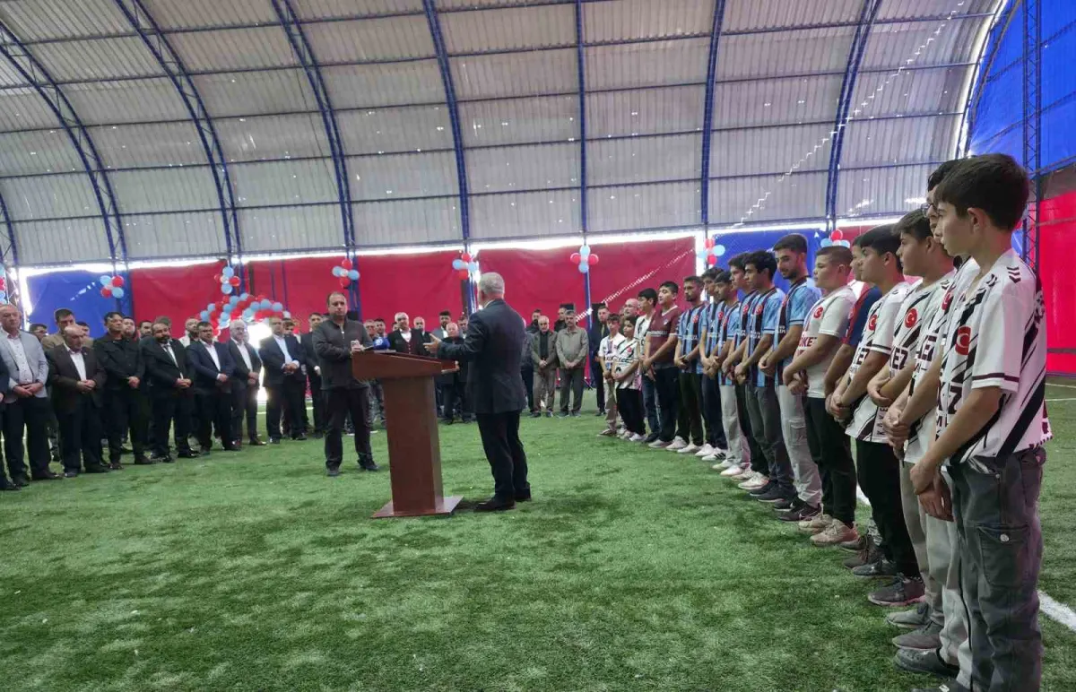 Aksaray'daki Trabzonspor sevdalısı köye bordo-mavi halı saha 4