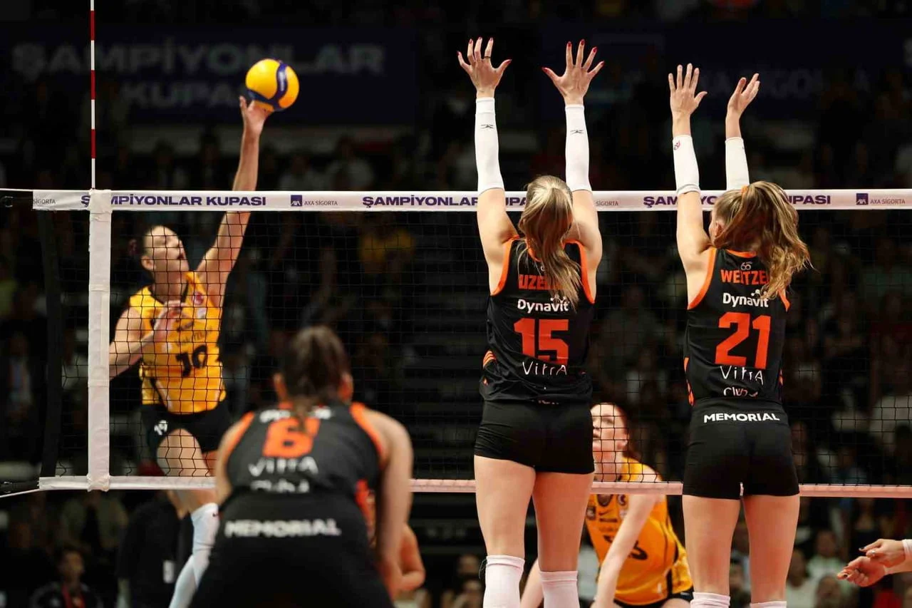 2026 KADINLAR AXA SİGORTA ŞAMPİYONLAR KUPASI'NDA V.BANK, ECZACIBAŞI'NI 3-2 MAĞLUP EDEREK KUPANIN...