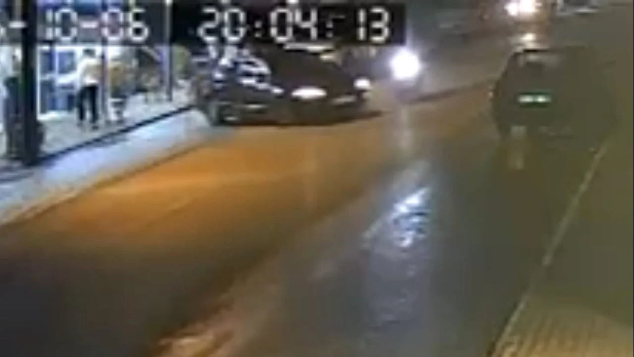 MERSİN'İN ERDEMLİ İLÇESİNDE OTOMOBİL İLE MOTOSİKLET ÇARPIŞTI, 1 KİŞİ YARALANDI. KAZA ANI BİR İŞ...