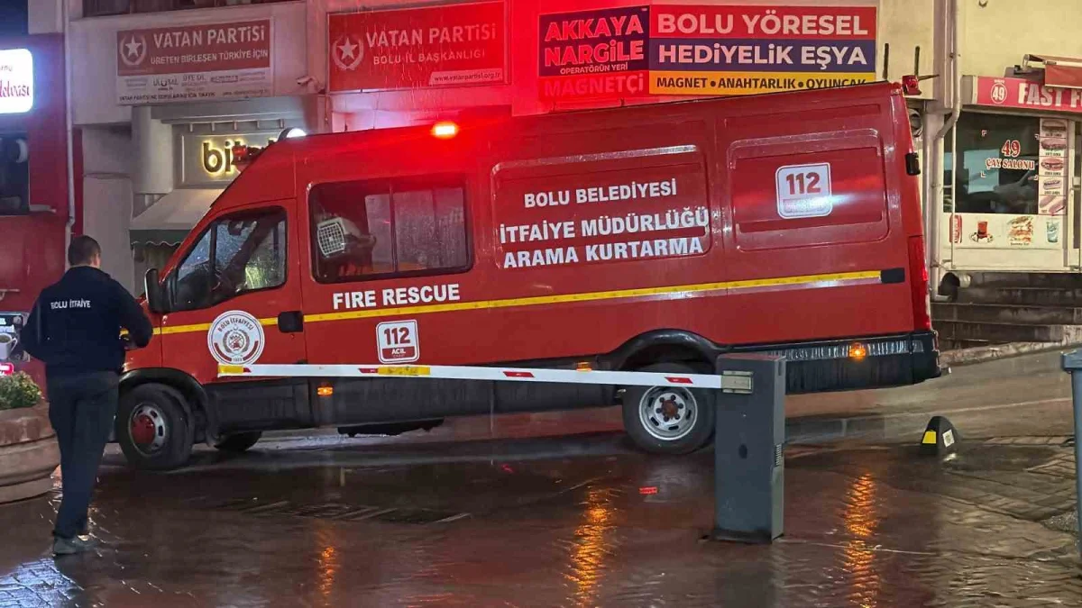 Bolu'da iş merkezindeki asansörde mahsur kalan çifti itfaiye kurtardı 4