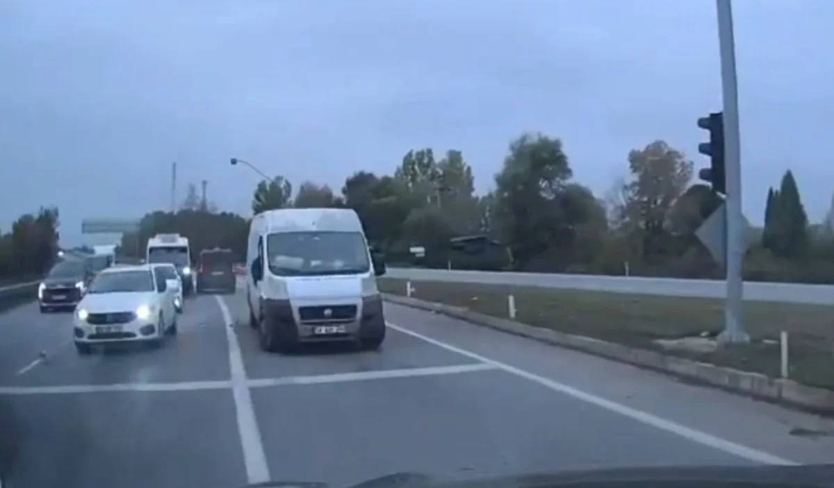 Sakarya'da trafiği birbirine katan uyuşturucu kuryesi kovalamacayla yakalandı 3
