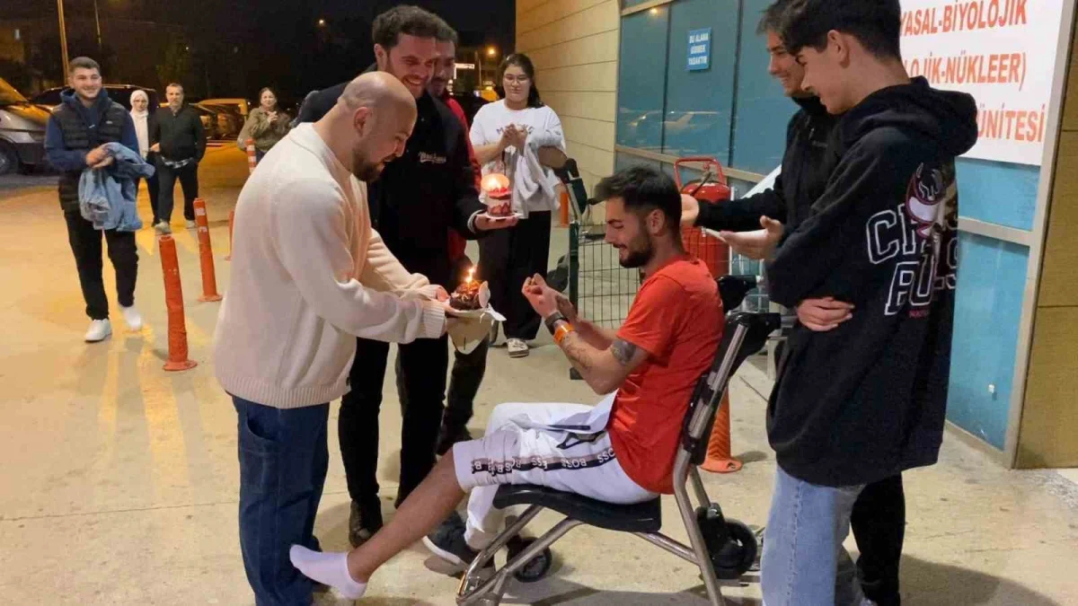 Bursa'da kazada yaralanan gence hastane çıkışında doğum günü sürprizi 2