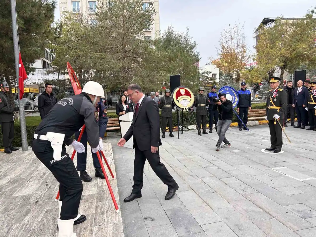 Van'da Cumhuriyet Bayramı kutlamaları çelenk sunumuyla başladı 2