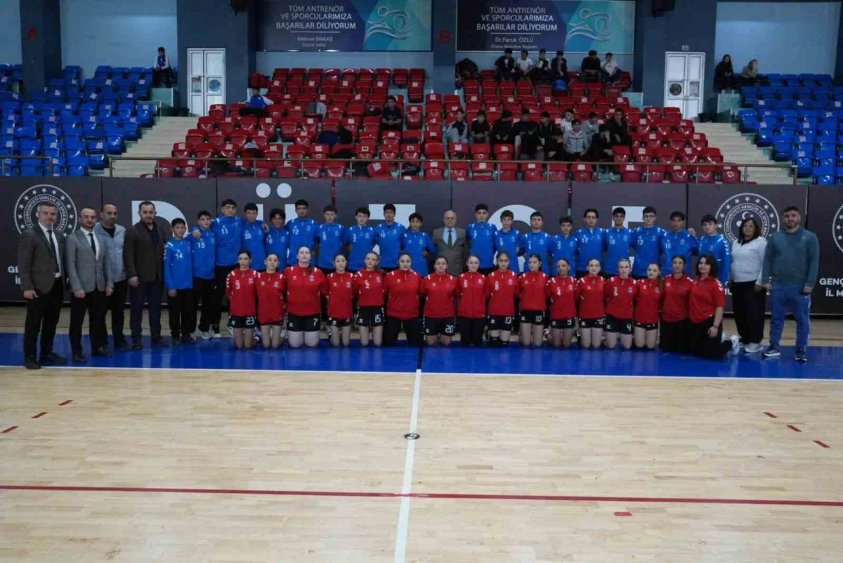 Düzce'de okul sporları yeni sezona Bahçeşehir Spor Salonu'ndaki törenle başladı 2