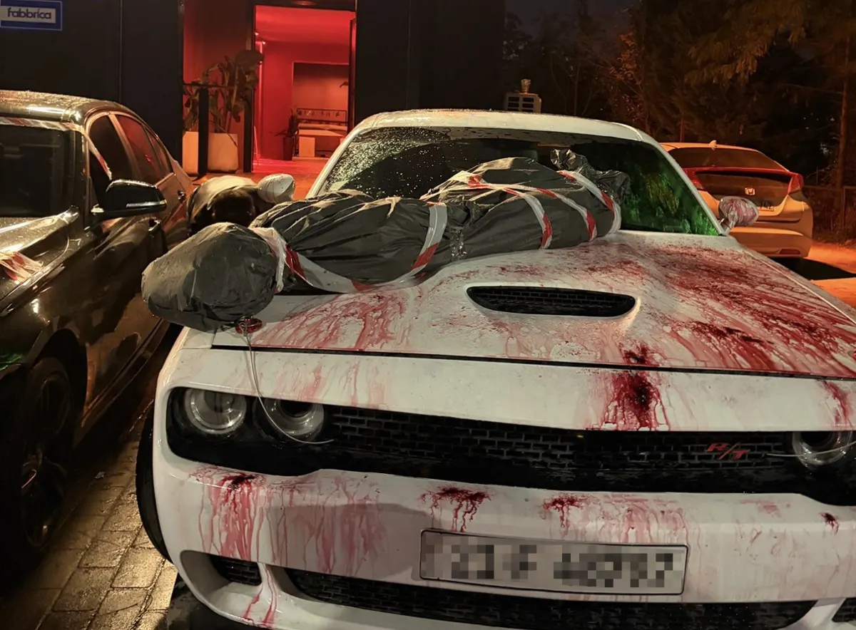 Eskişehir'de kaputunda ceset figürü bulunan araç polisi alarma geçirdi 1