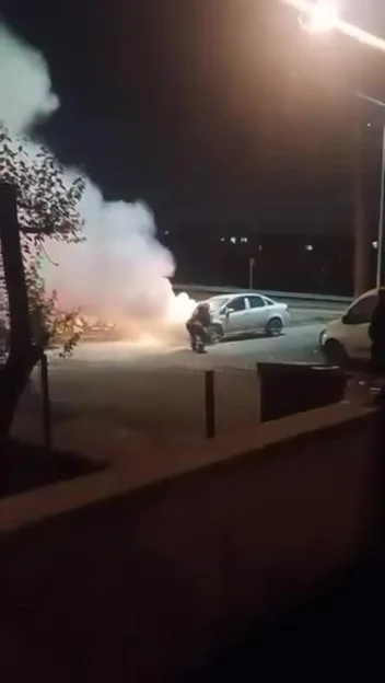 Körfez'de alevlere teslim olan otomobil itfaiye ekiplerince söndürüldü 4