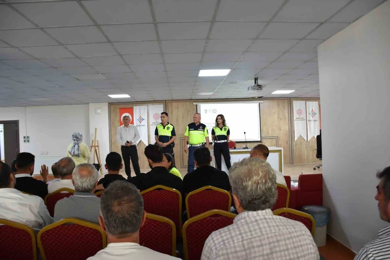 ÖĞRENCİ SERVİS ŞOFÖRLERİ VE REHBER PERSONELE TRAFİK EĞİTİMİ VERİLDİ