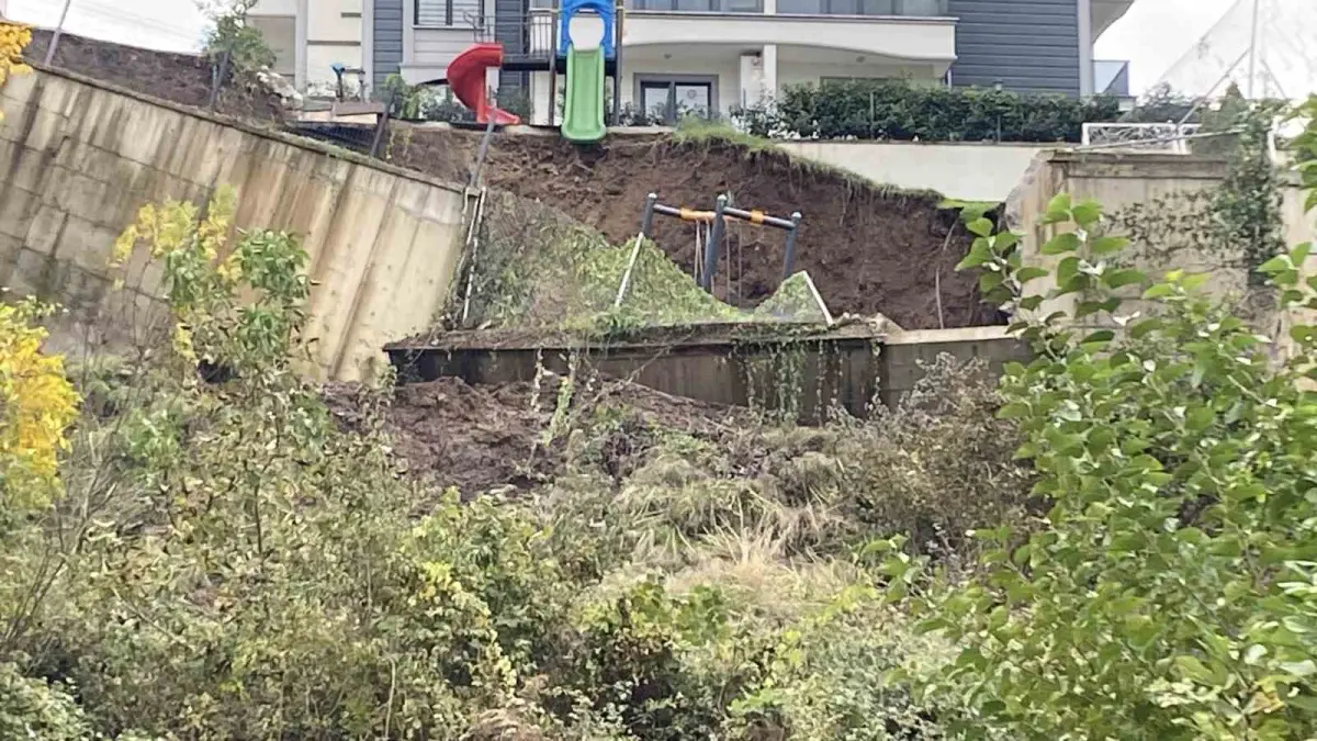 Kocaeli'de çöken istinat duvarı çocuk parkını yuttu 2