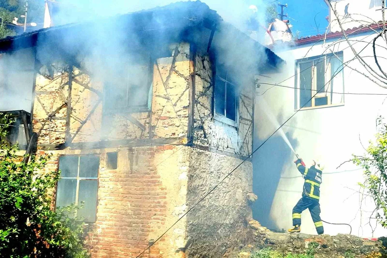 MUĞLA’DA METRUK BİNADA YANGIN PANİĞİ